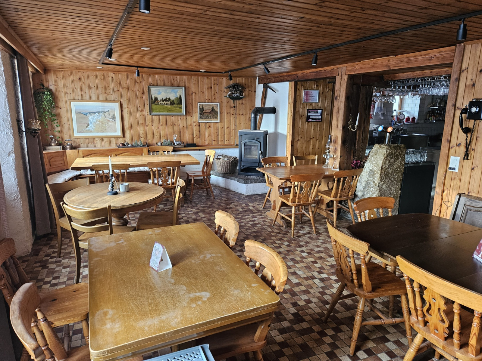 Intérieur chaleureux du restaurant Les Sorbiers Chez la Jack